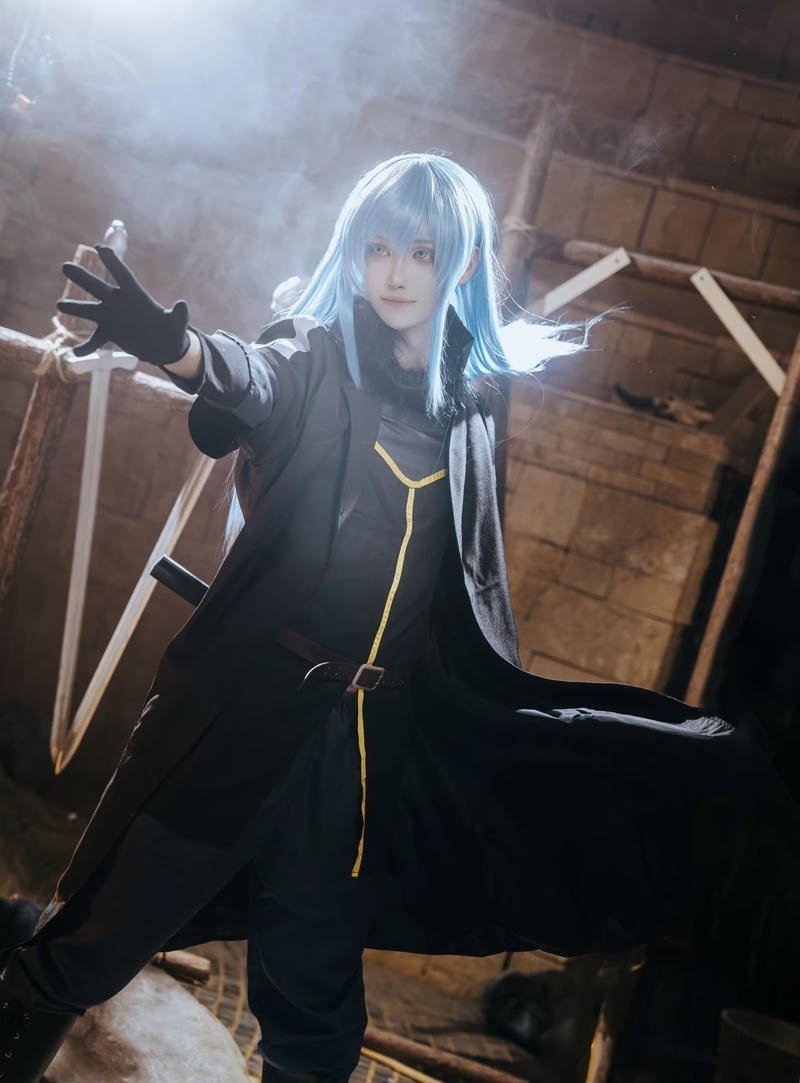 Ảnh Rimuru cosplay với mái tóc xanh ngắn tự nhiên