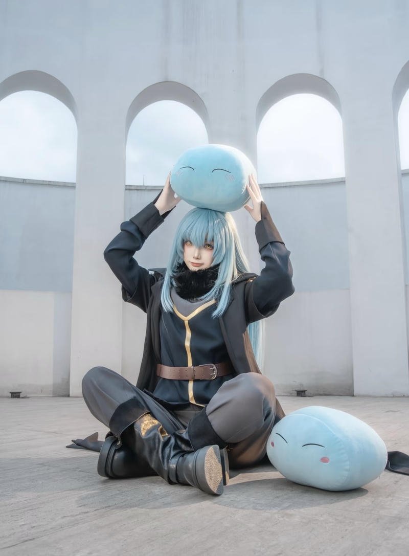 Ảnh Rimuru cosplay với slime nhỏ đặt trong tay