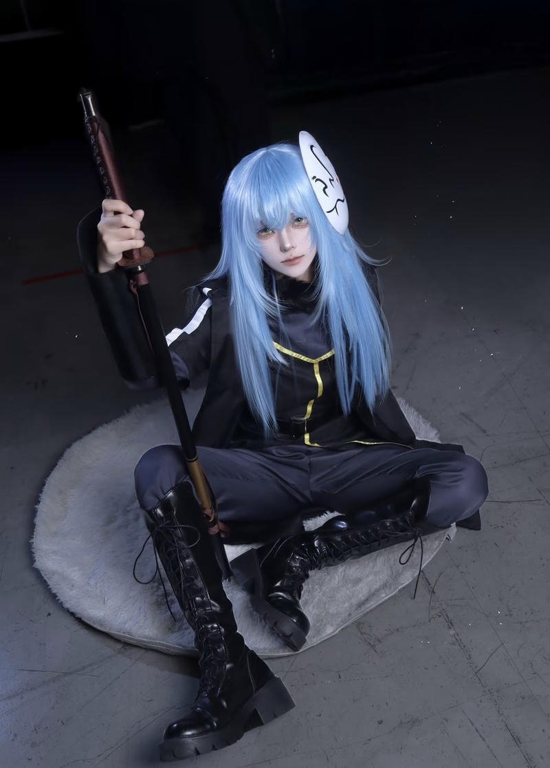 Ảnh Rimuru cosplay với tóc xanh ánh bạc dịu