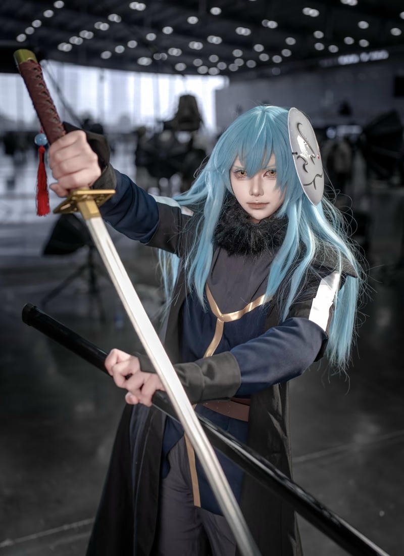 Ảnh Rimuru cosplay với trang phục xanh đen gọn gàng