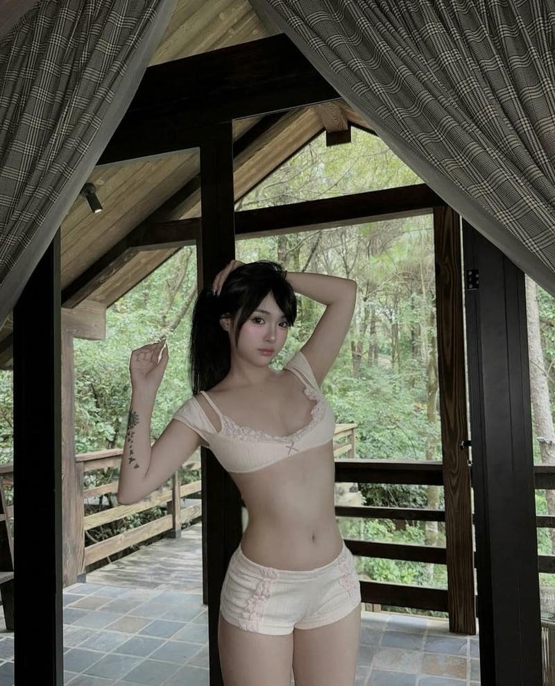 Ảnh cô gái xinh mặc quần ngắn trong nhà