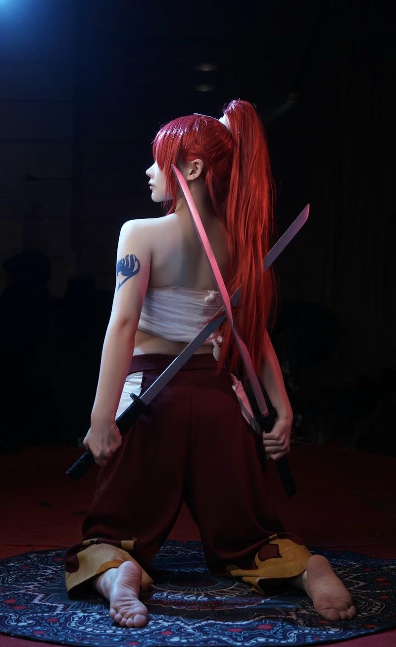 Ảnh cosplay Erza với biểu cảm điềm tĩnh mạnh mẽ