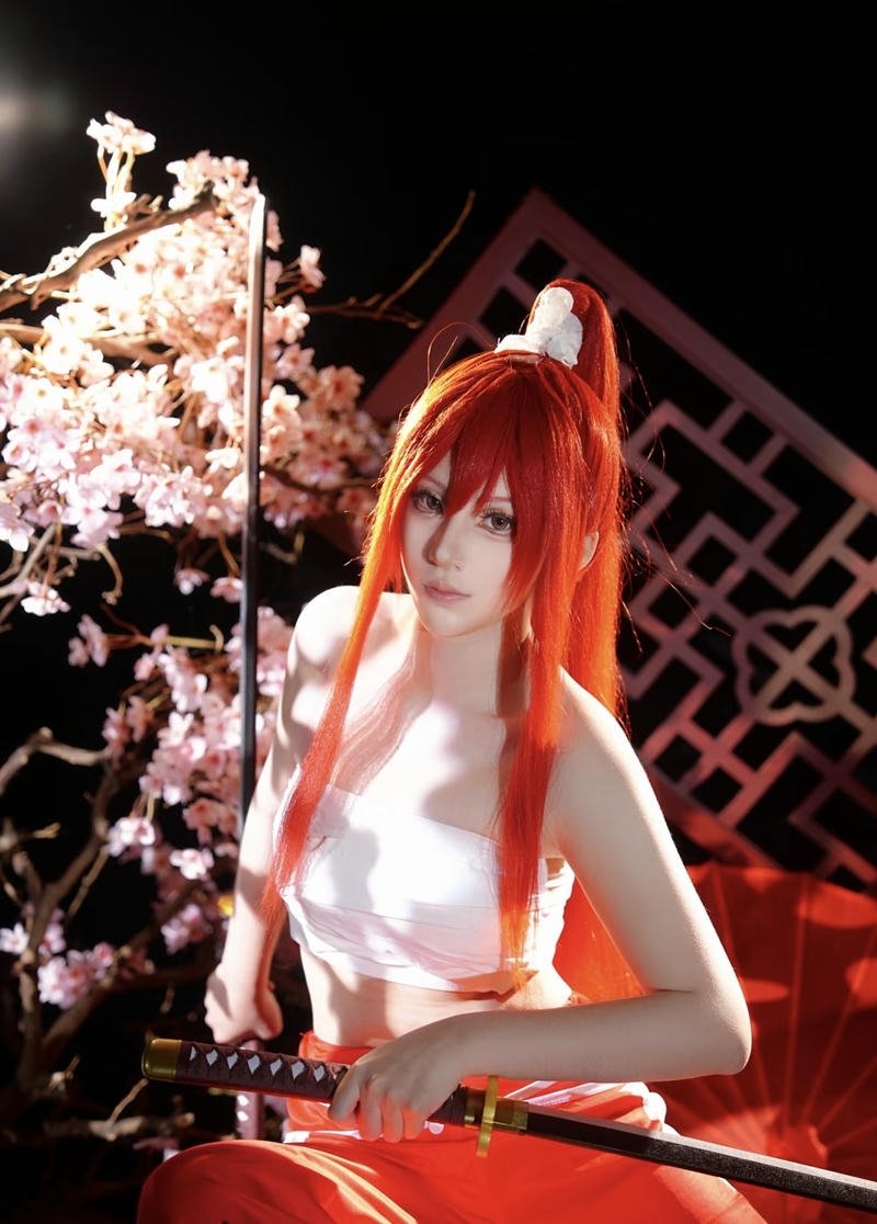 Ảnh cosplay Erza với biểu cảm lạnh đầy cá tính