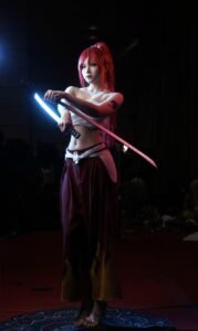Ảnh cosplay Erza với dáng vẻ kiêu hãnh nổi bật