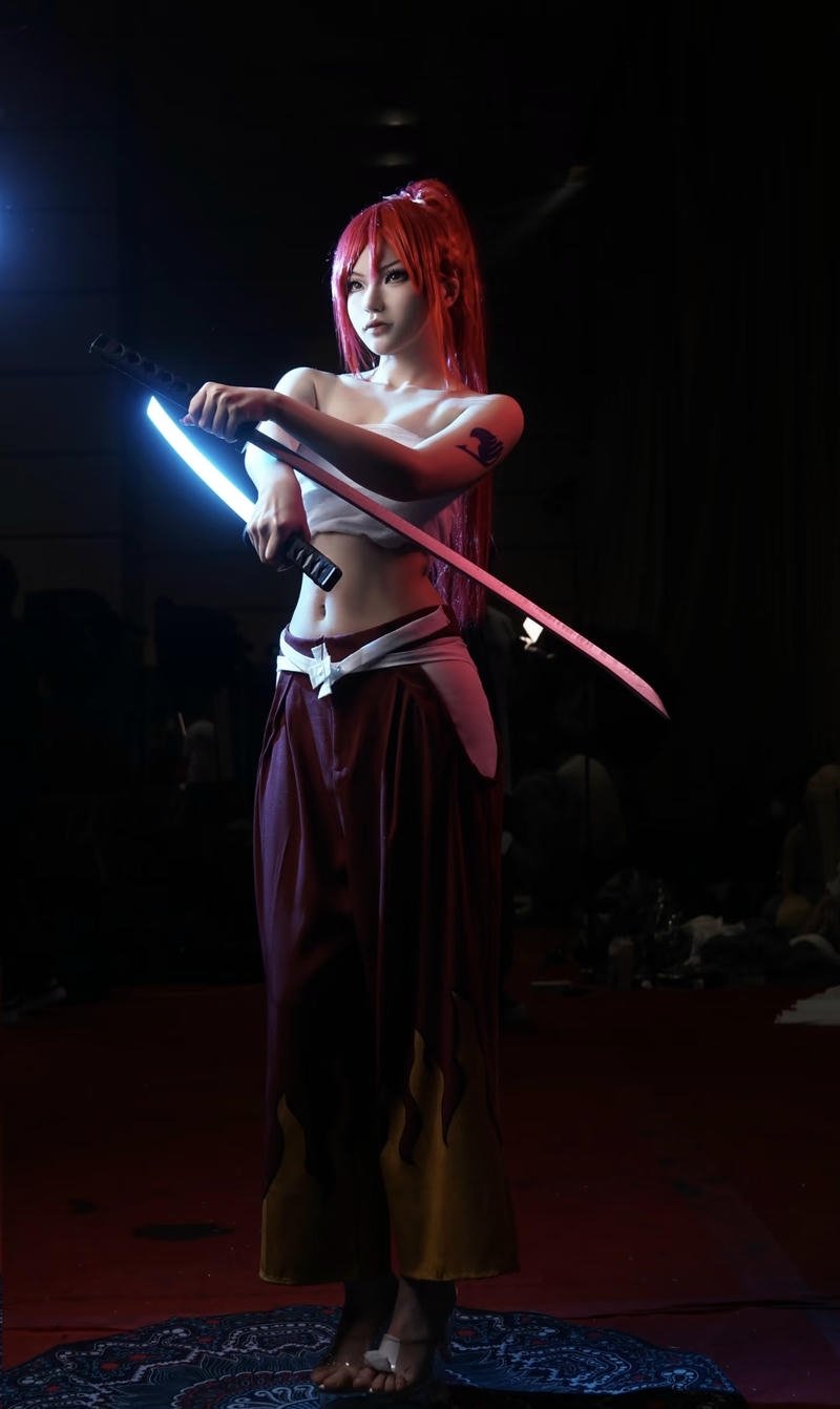 Ảnh cosplay Erza với dáng vẻ kiêu hãnh nổi bật