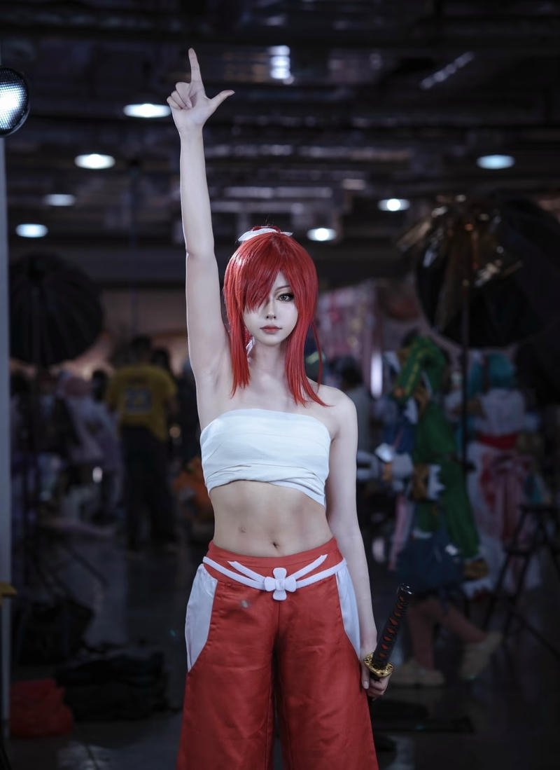 Ảnh cosplay Erza với trang phục chiến đấu ấn tượng