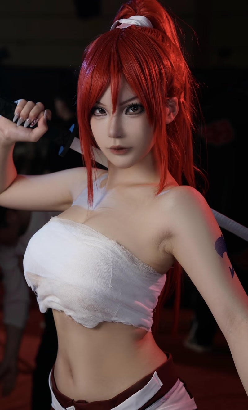 Ảnh cosplay Erza với trang phục giáp uy nghi