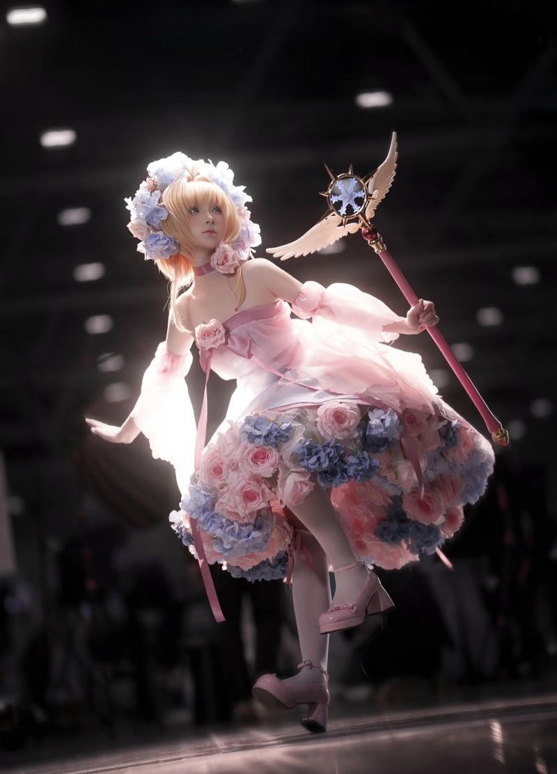 Ảnh cosplay Sakura với biểu cảm ngại ngùng nhẹ