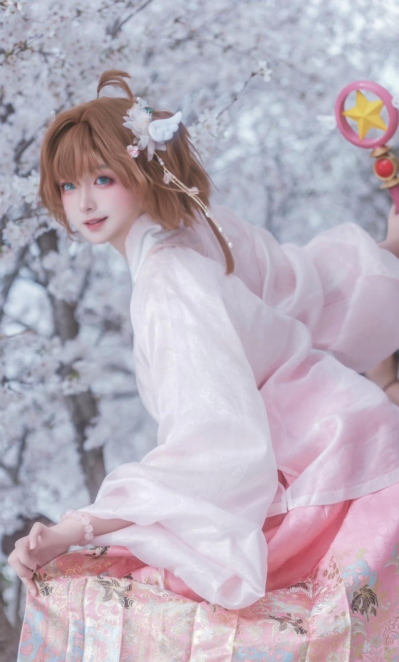 Ảnh cosplay Sakura với nét mặt vui vẻ tự nhiên