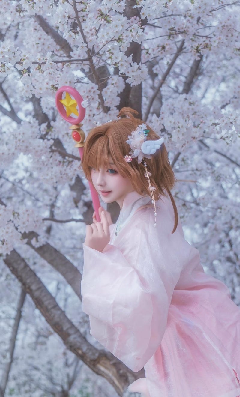 Ảnh cosplay Sakura với trang phục học sinh quen thuộc