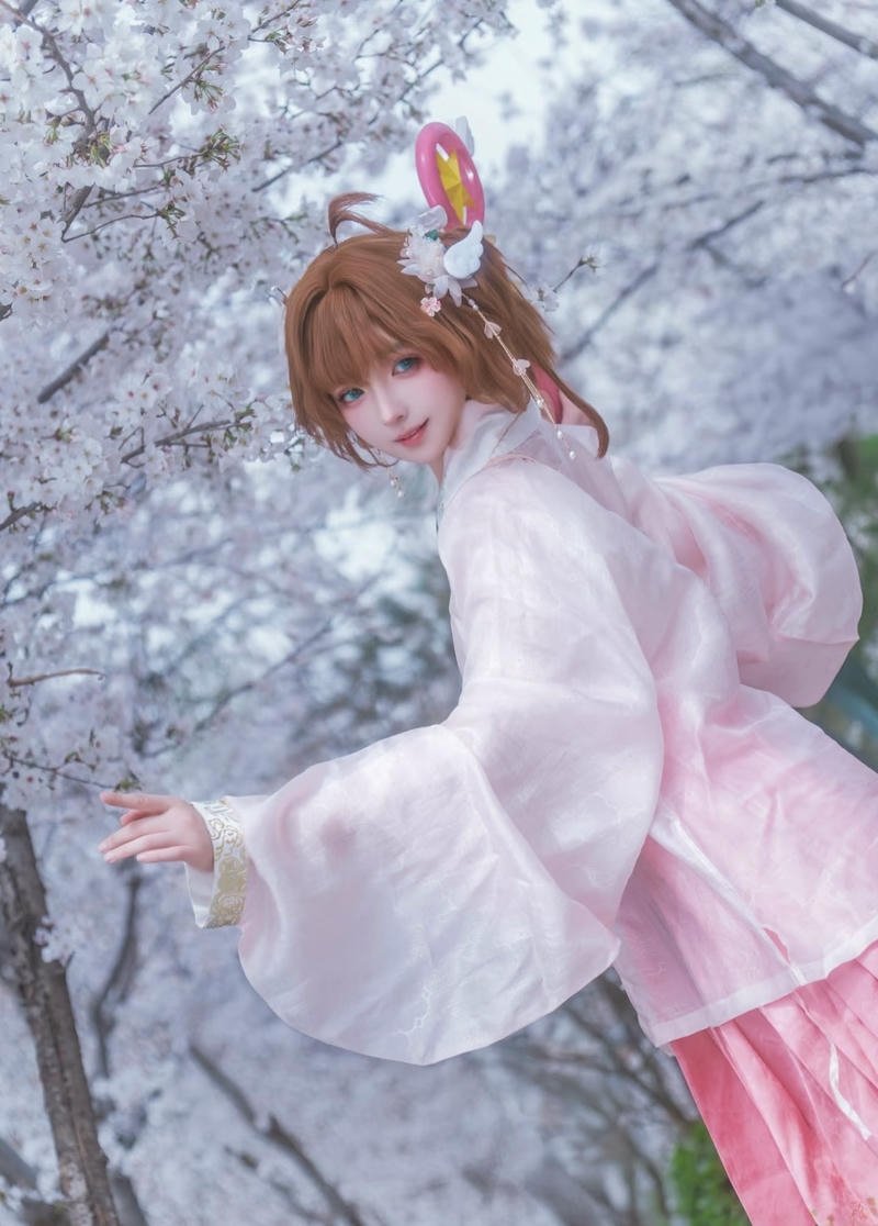Ảnh cosplay Sakura với trang phục hồng nhẹ nhàng