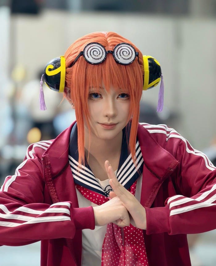 Ảnh cosplay anime nữ mái tóc búi cùng trang phục sáng