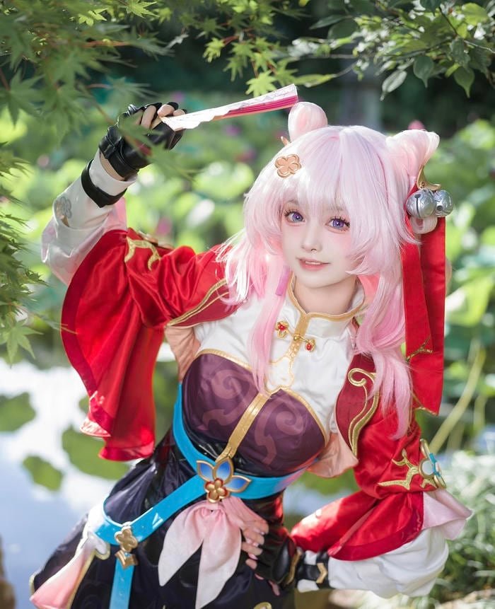 Ảnh cosplay anime nữ mái tóc dài cùng trang phục nổi bật