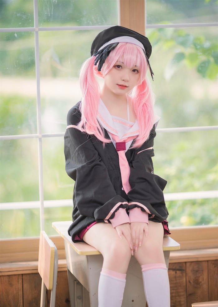 Ảnh cosplay anime nữ phong cách dễ thương trong khung hình