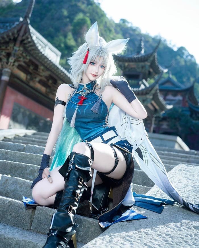 Ảnh cosplay anime nữ phong cách trẻ trung với nụ cười tươi