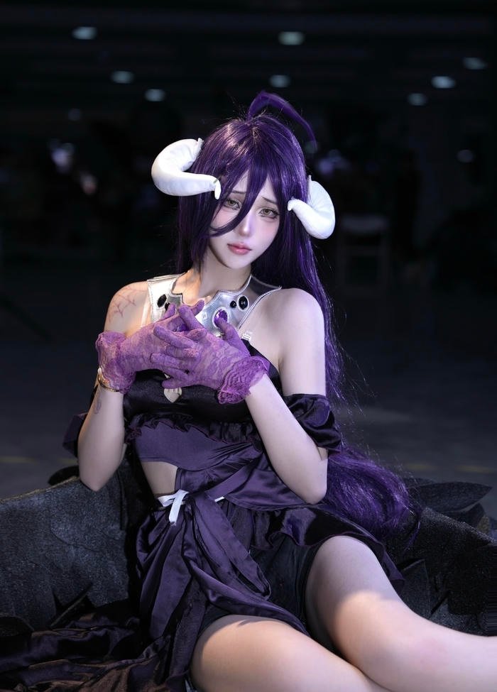 Ảnh cosplay anime nữ tạo dáng đáng yêu với mái tóc dài