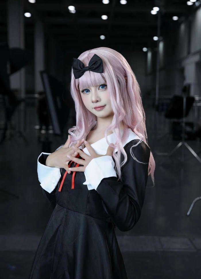 Ảnh cosplay anime nữ tạo dáng nhí nhảnh với phụ kiện