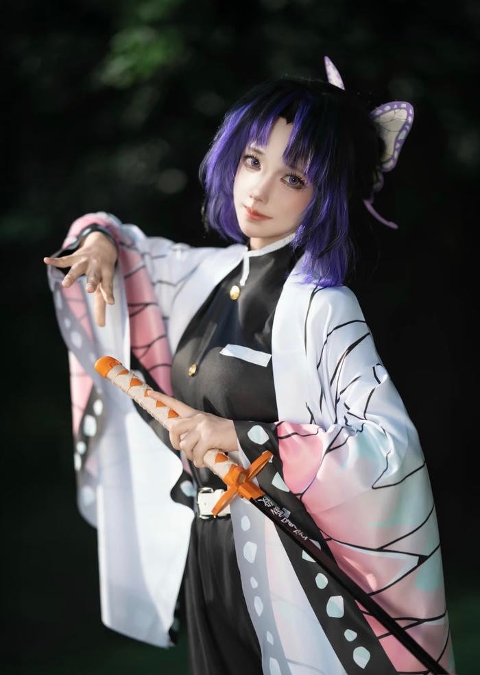 Ảnh cosplay anime nữ tạo dáng tự nhiên với mái tóc nổi bật