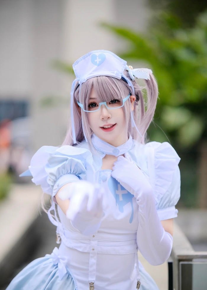 Ảnh cosplay cute cô gái pose dáng tinh nghịch với phụ kiện