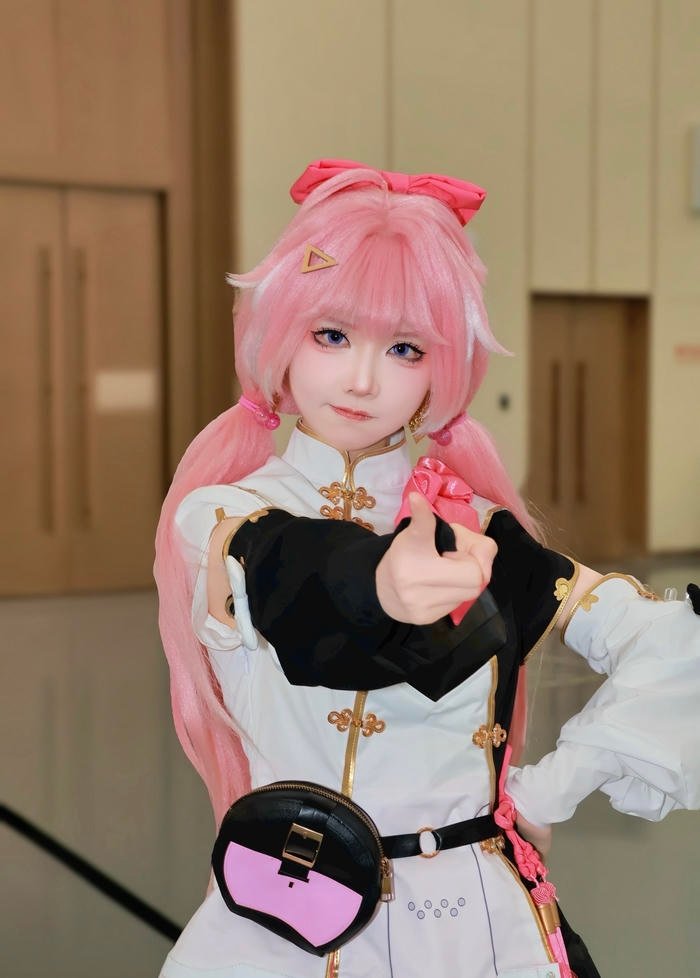 Ảnh cosplay cute thể hiện sự tươi tắn qua biểu cảm mặt