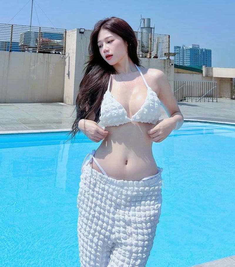 Ảnh gái xinh khiêu gợi cười duyên cuốn hút