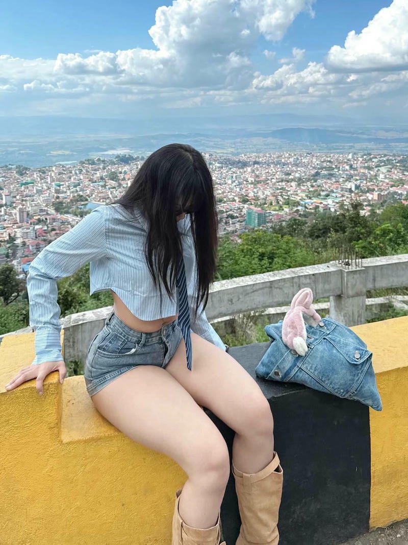 Ảnh gái xinh mặc quần ngắn đầy khiêu khích