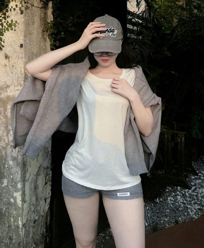 Ảnh gái xinh mặc quần ngắn quyến luyến