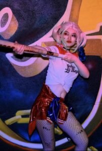 Ảnh harley quinn cosplay biểu cảm nụ cười ma mị