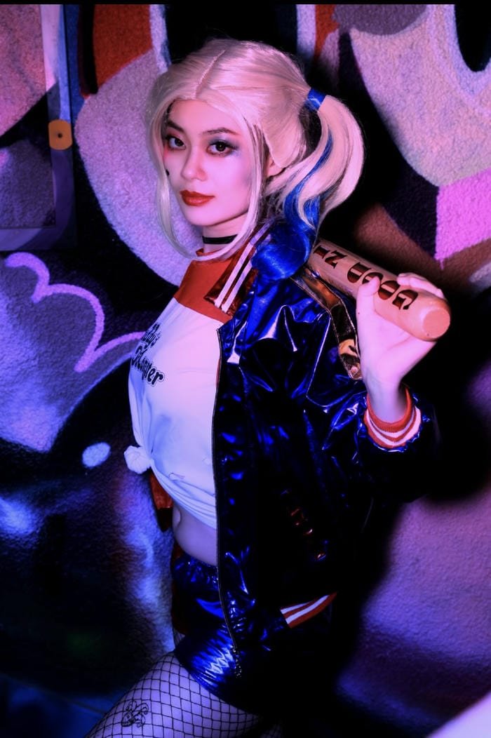 Ảnh harley quinn cosplay mái tóc hai màu đỏ xanh nổi bật