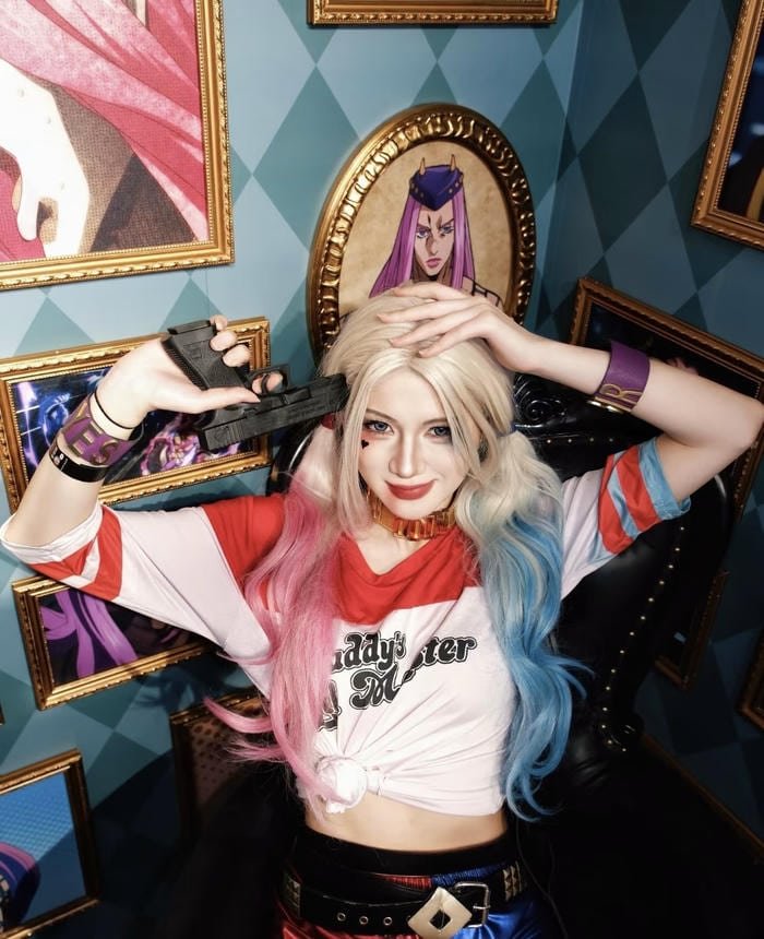 Ảnh harley quinn cosplay tạo dáng cầm gậy bóng chày