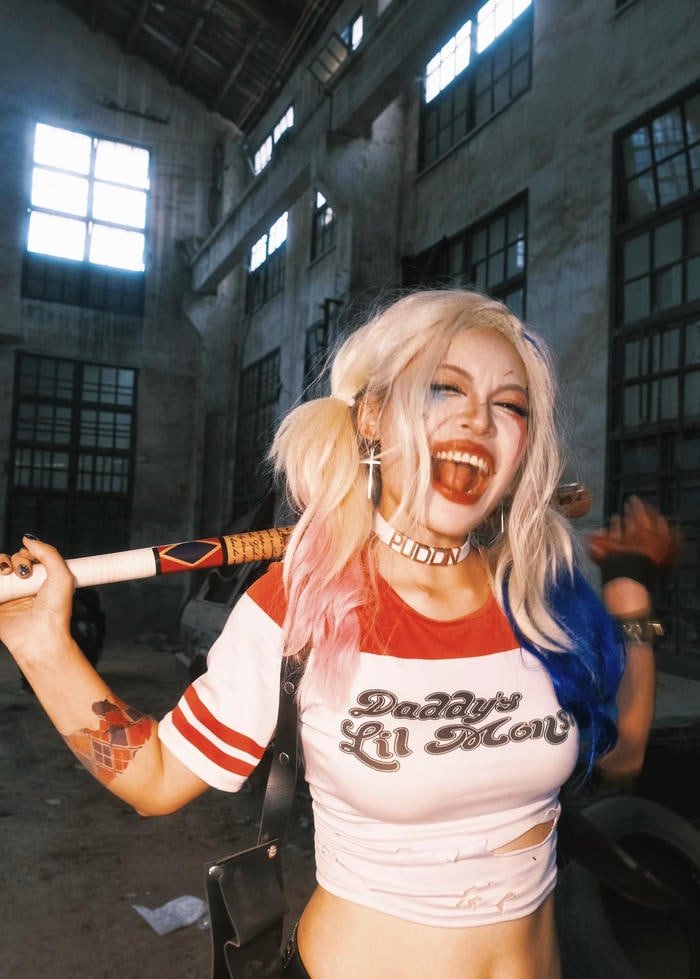 Ảnh harley quinn cosplay trang phục ôm sát ấn tượng