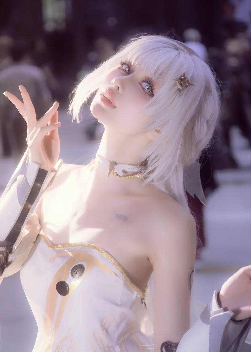 Ánh sáng dịu nhẹ bao quanh nhân vật hóa thân thiên thần