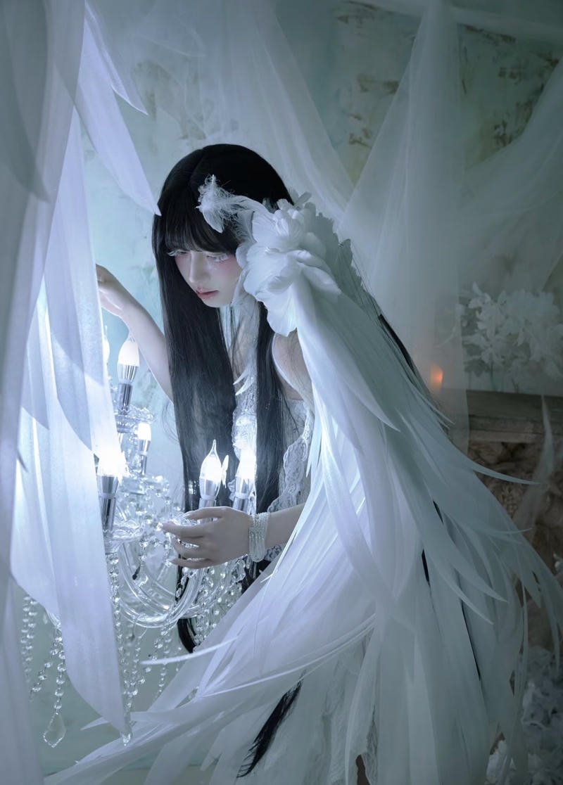 Ánh sáng trắng bao quanh nhân vật thiên thần