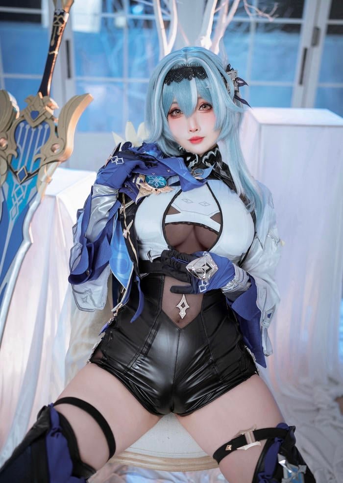 Ảnh sexy anime cosplay thể hiện đường nét cơ thể cuốn hút trưởng thành