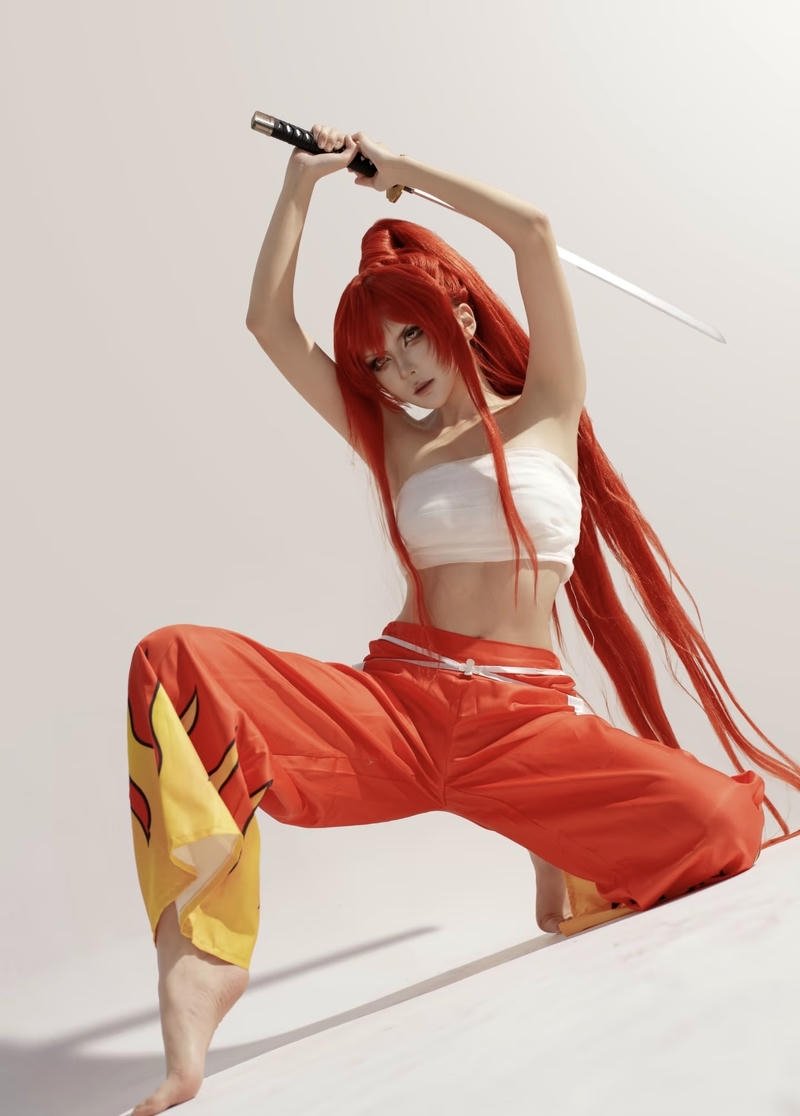 Biểu cảm trầm tĩnh của Erza Scarlet trong cosplay