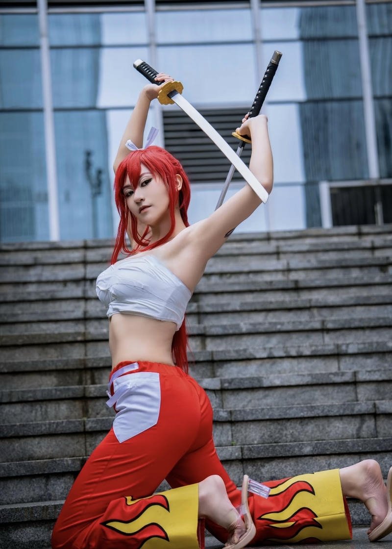Bức ảnh cosplay Erza với ánh mắt sắc lạnh cuốn hút