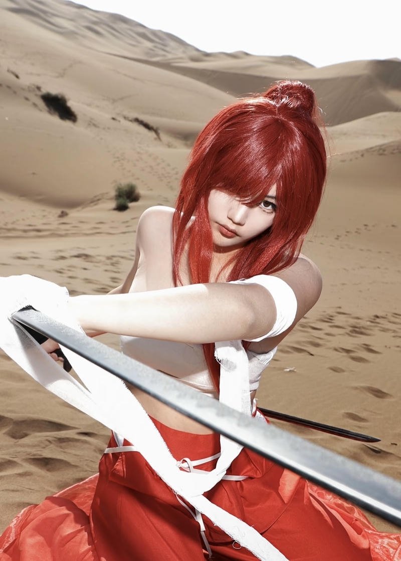 Bức ảnh cosplay Erza với ánh mắt sắc sảo nổi bật