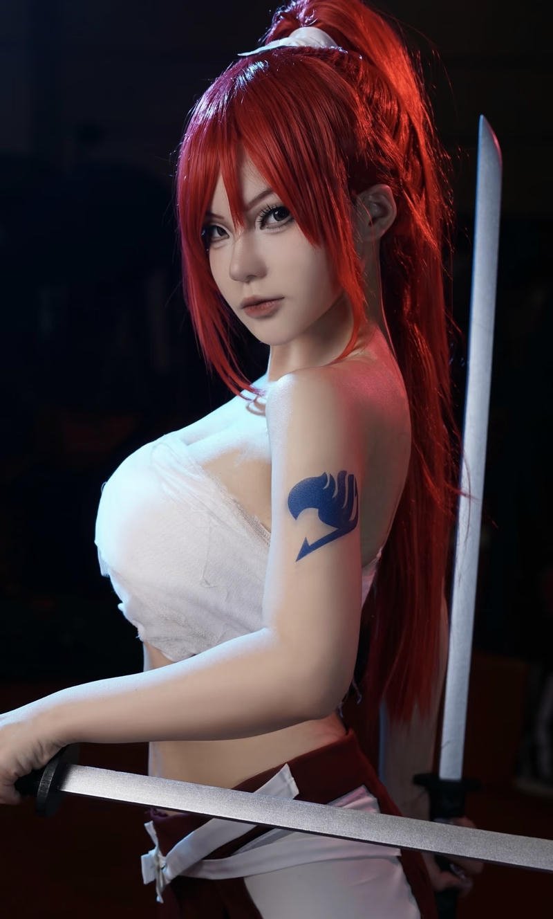 Bức ảnh cosplay Erza với ánh nhìn lạnh