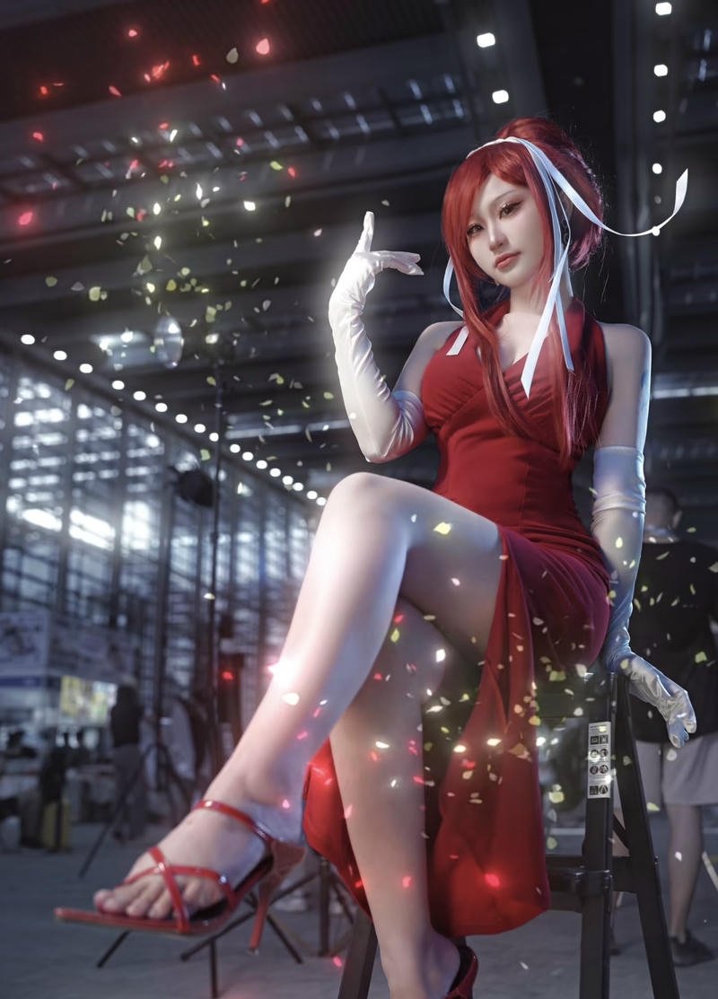 Bức ảnh cosplay Erza với dáng ngồi dứt khoát