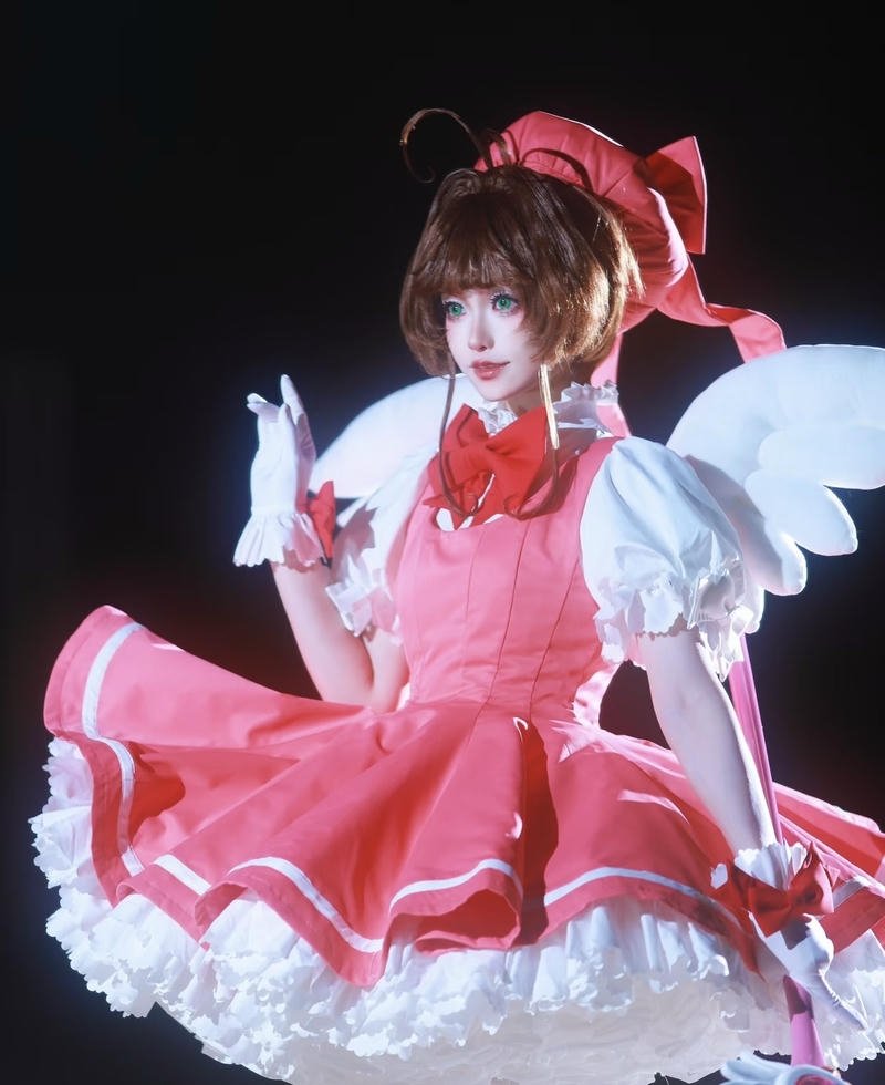 Bức ảnh cosplay Sakura với biểu cảm vui vẻ nhẹ