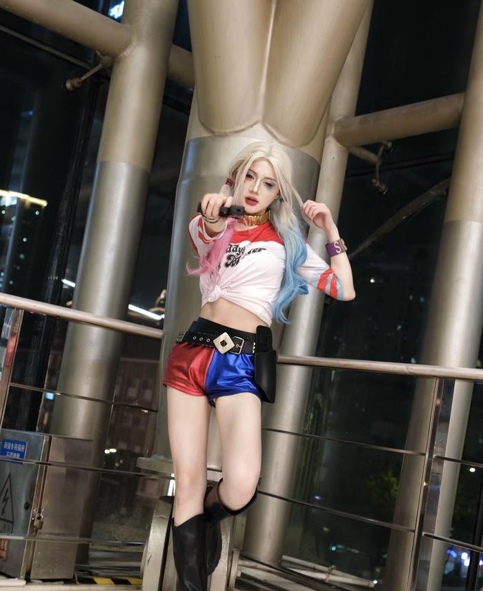 Bức ảnh harley quinn cosplay tạo dáng mạnh mẽ ấn tượng