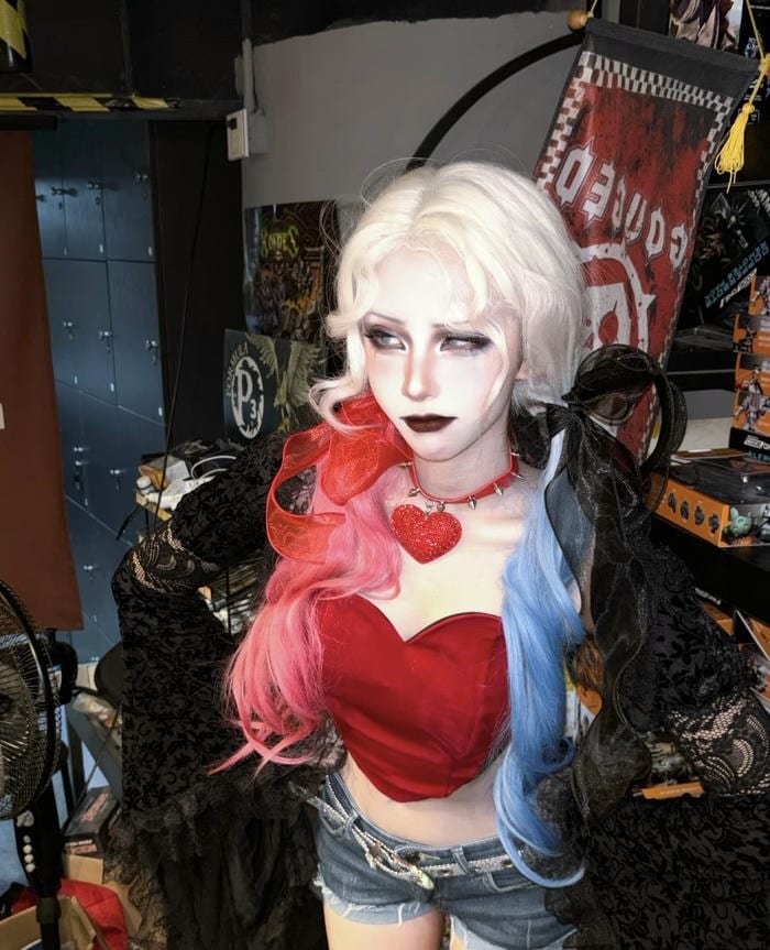 Bức ảnh harley quinn cosplay thần thái quyến rũ bí ẩn