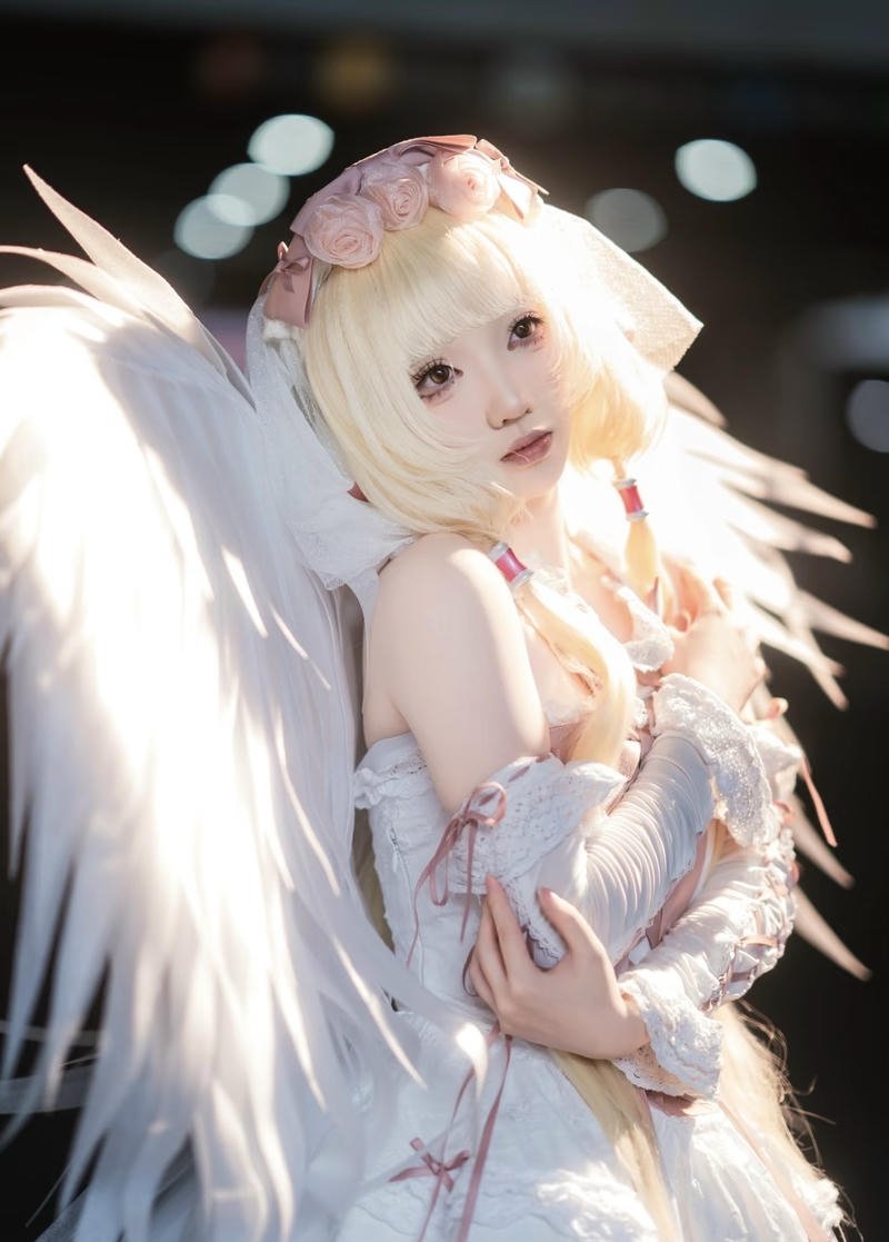 Chi tiết váy trắng bay nhẹ như thiên thần