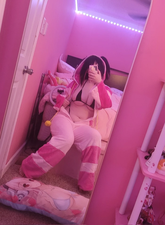 Cô gái chubby vú tròn quyến rũ
