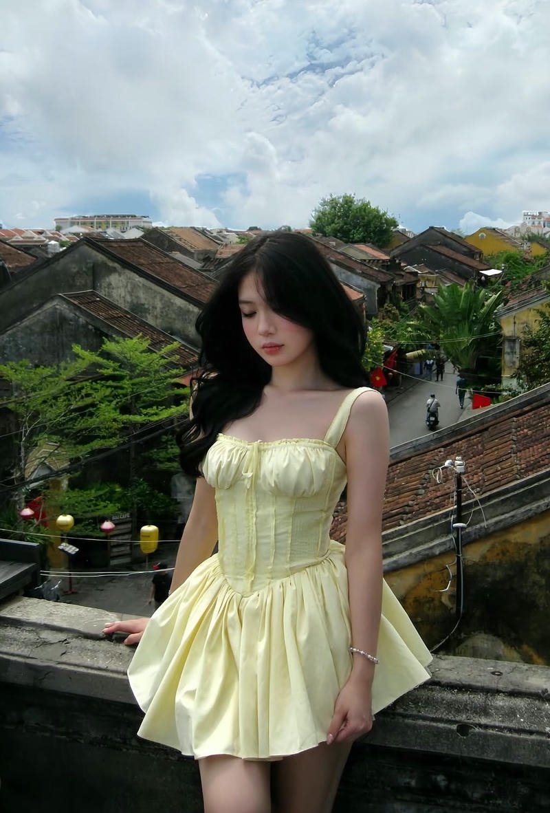 Cô nàng 18 tuổi xinh phô bày đường nét