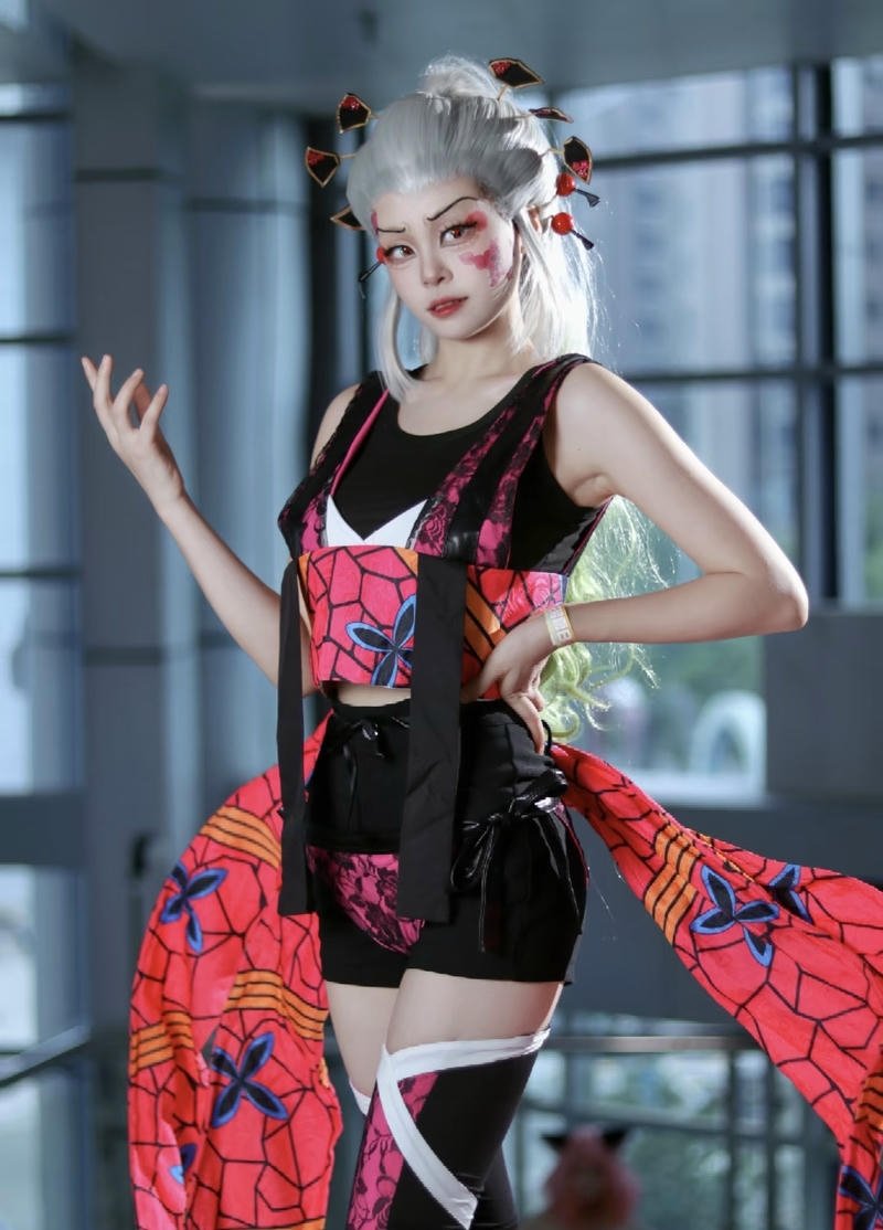 Cosplay Daki Demon Slayer cùng dải obi bay quanh người