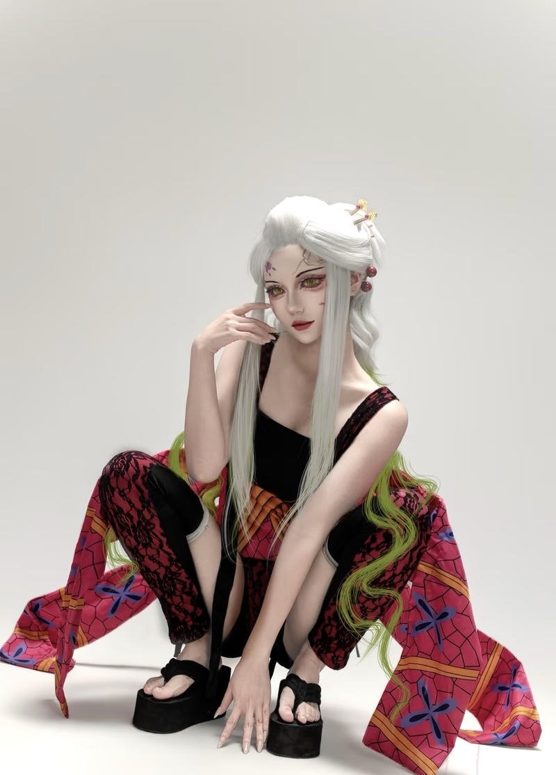 Cosplay Daki cùng mái tóc dài và ánh mắt lạnh lẽo