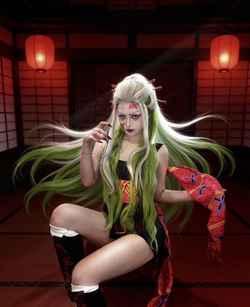 Cosplay Daki với mái tóc trắng dài cùng dải lụa quỷ