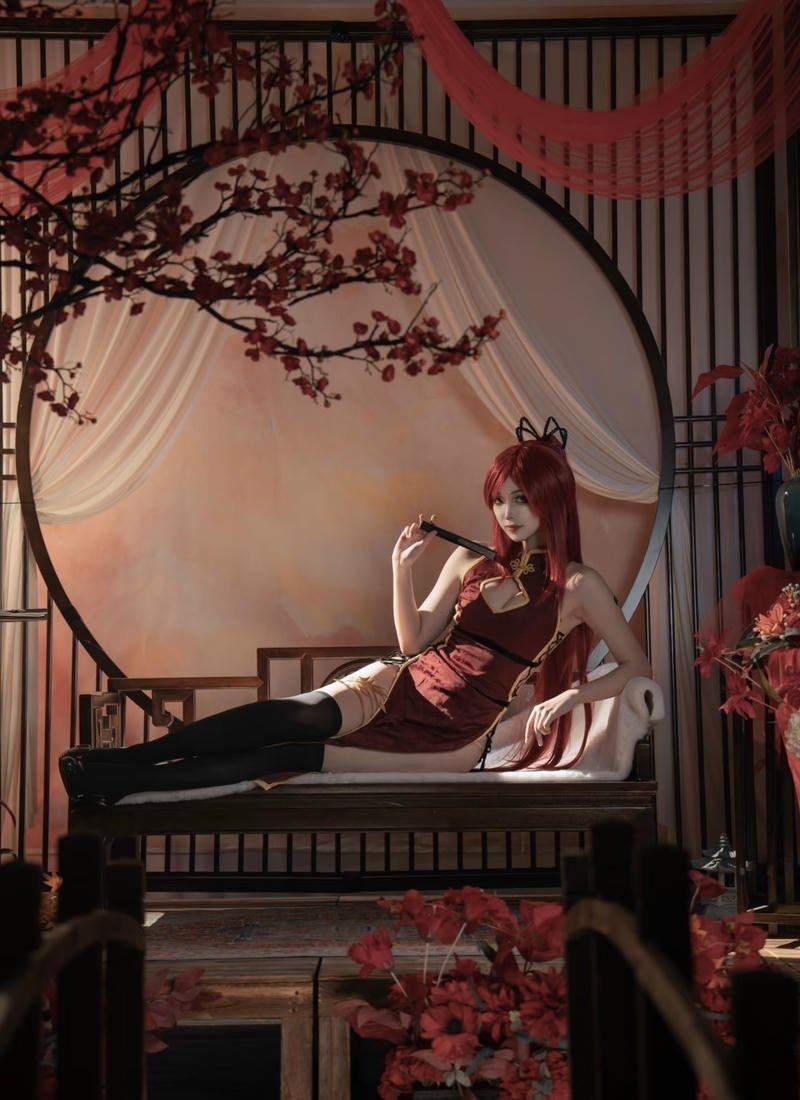 Cosplay Erza với dáng đứng mạnh mẽ thu hút