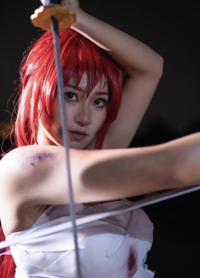 Cosplay Erza với gương mặt nghiêm túc thu hút